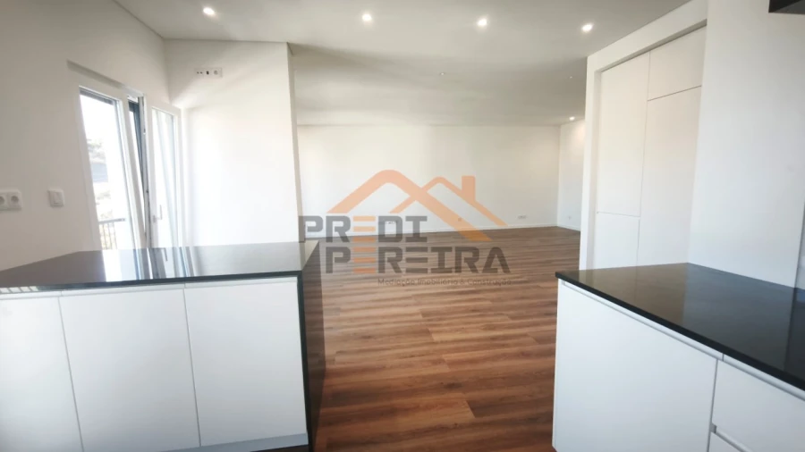 Apartamento T4 para Venda em Ramada e Caneças Foto 2