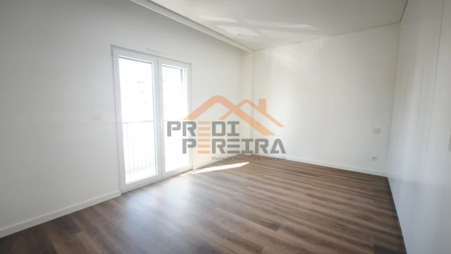 Apartamento T4 para Venda em Ramada e Caneças Foto 16