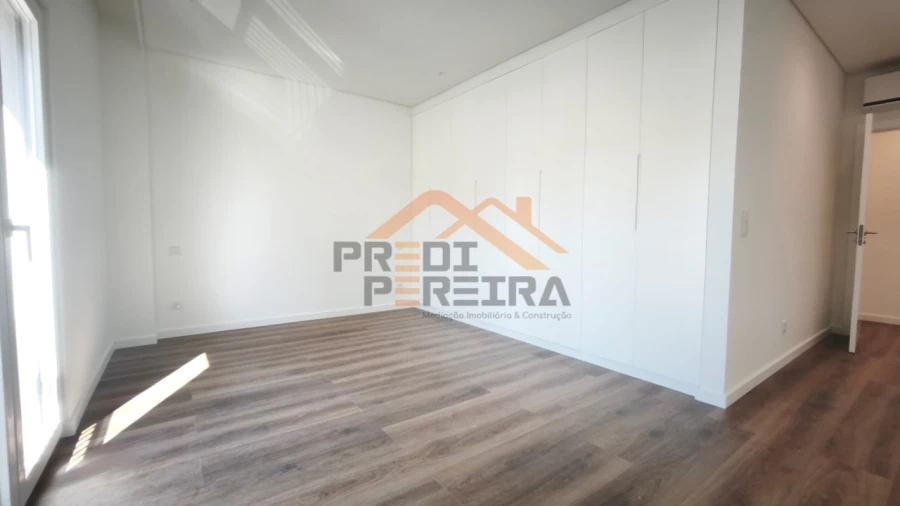 Apartamento T4 para Venda em Ramada e Caneças Foto 18