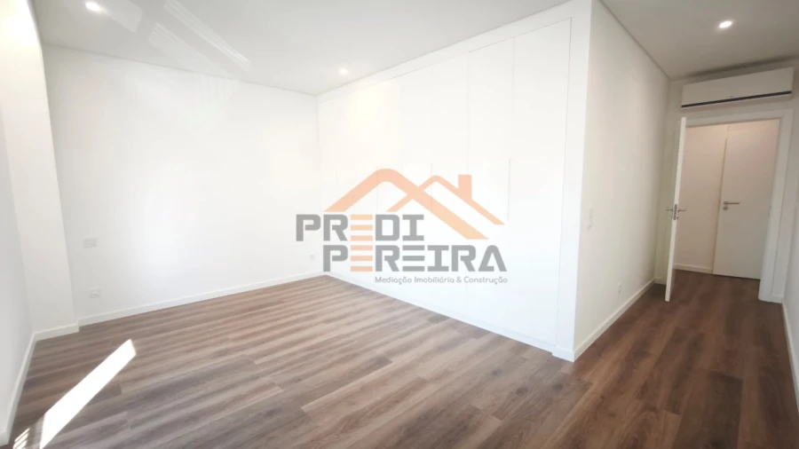 Apartamento T4 para Venda em Ramada e Caneças Foto 20
