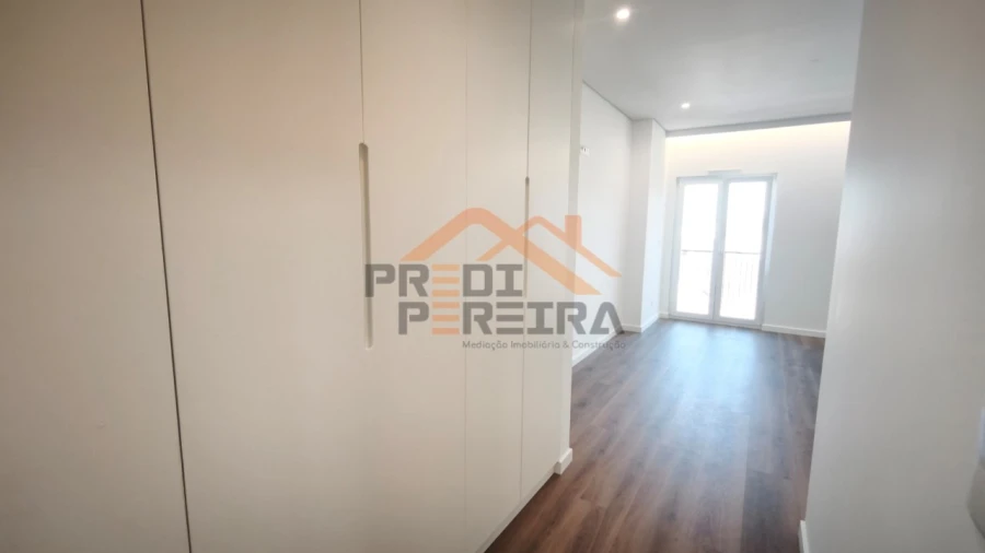 Apartamento T4 para Venda em Ramada e Caneças Foto 32