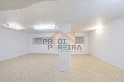 Armazém para Venda em Odivelas