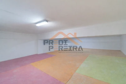 Armazém para Venda em Odivelas