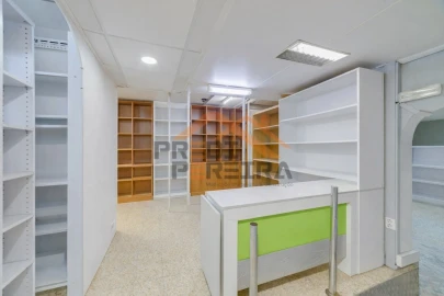 Armazém para Venda em Odivelas