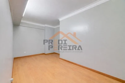 Armazém para Venda em Odivelas