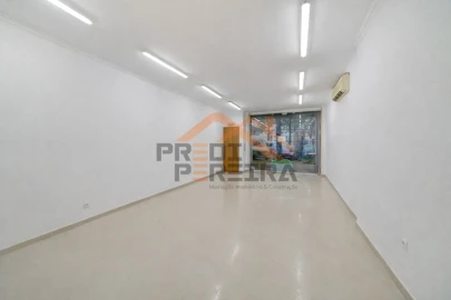 Armazém para Venda em Odivelas