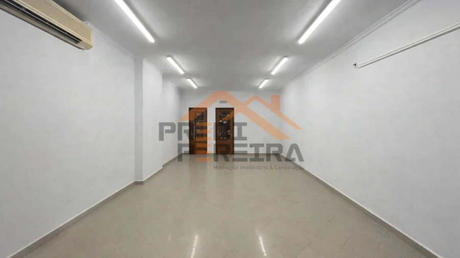 Armazém para Venda em Odivelas