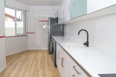 Apartamento T3 para Venda em Carregado e Cadafais