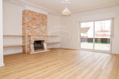 Apartamento T3 para Venda em Carregado e Cadafais