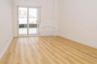 Apartamento T3 para Venda em Carregado e Cadafais