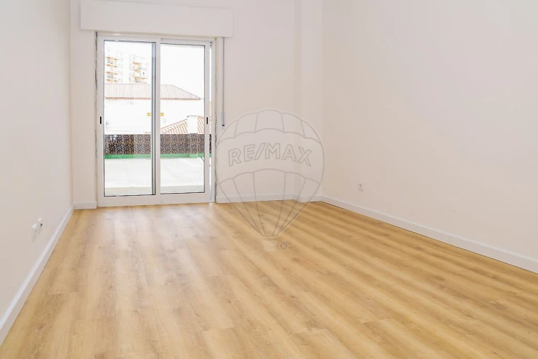 Apartamento T3 para Venda em Carregado e Cadafais Foto 21