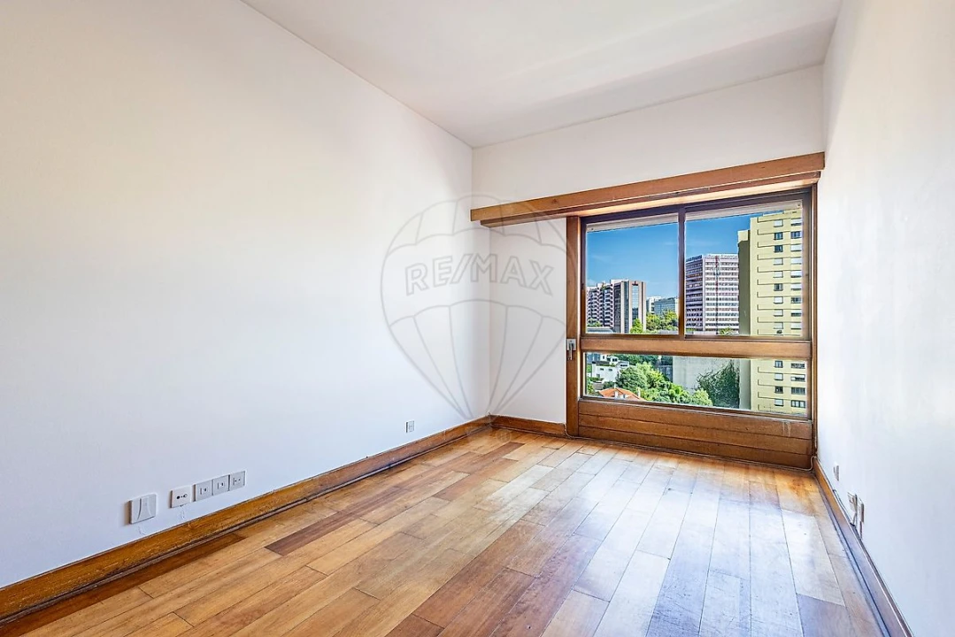 Apartamento T4 para Arrendamento em São Domingos de Benfica Foto 3