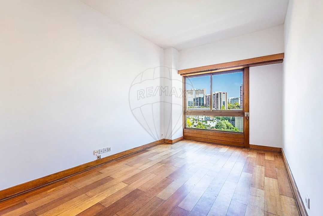 Apartamento T4 para Arrendamento em São Domingos de Benfica Foto 8