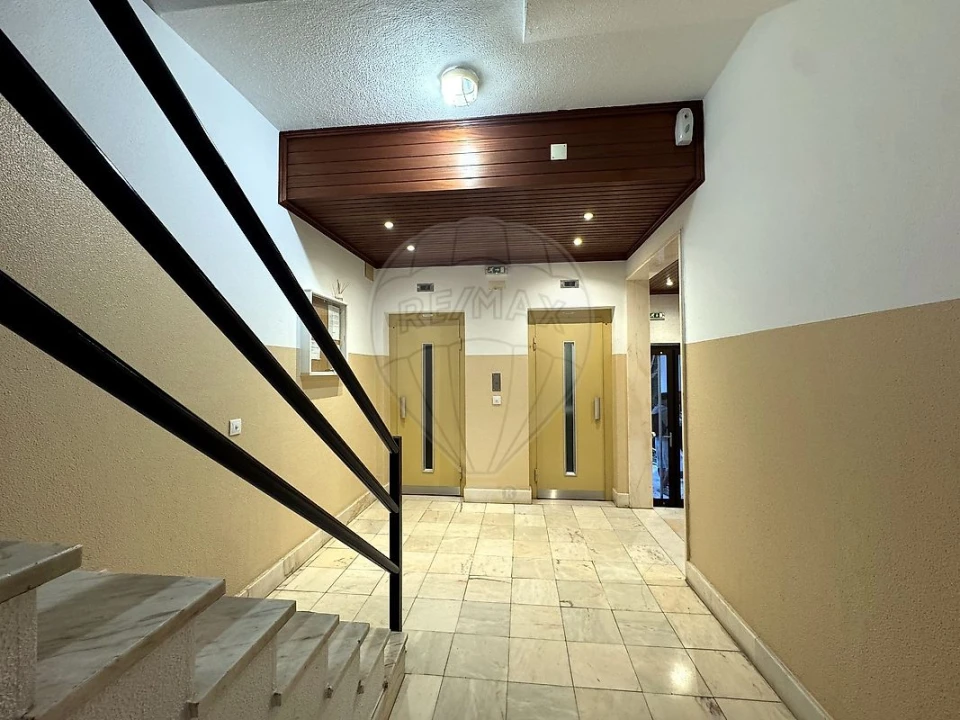 Apartamento T2 para Venda em Rio de Mouro Foto 2