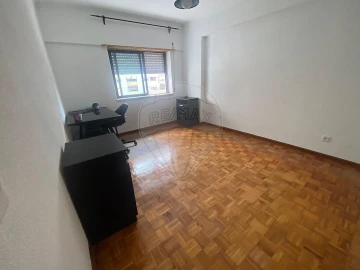 Apartamento T4 para Arrendamento em Massamá e Monte Abraão