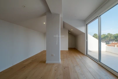 Moradia T5 para Venda em Charneca de Caparica e Sobreda