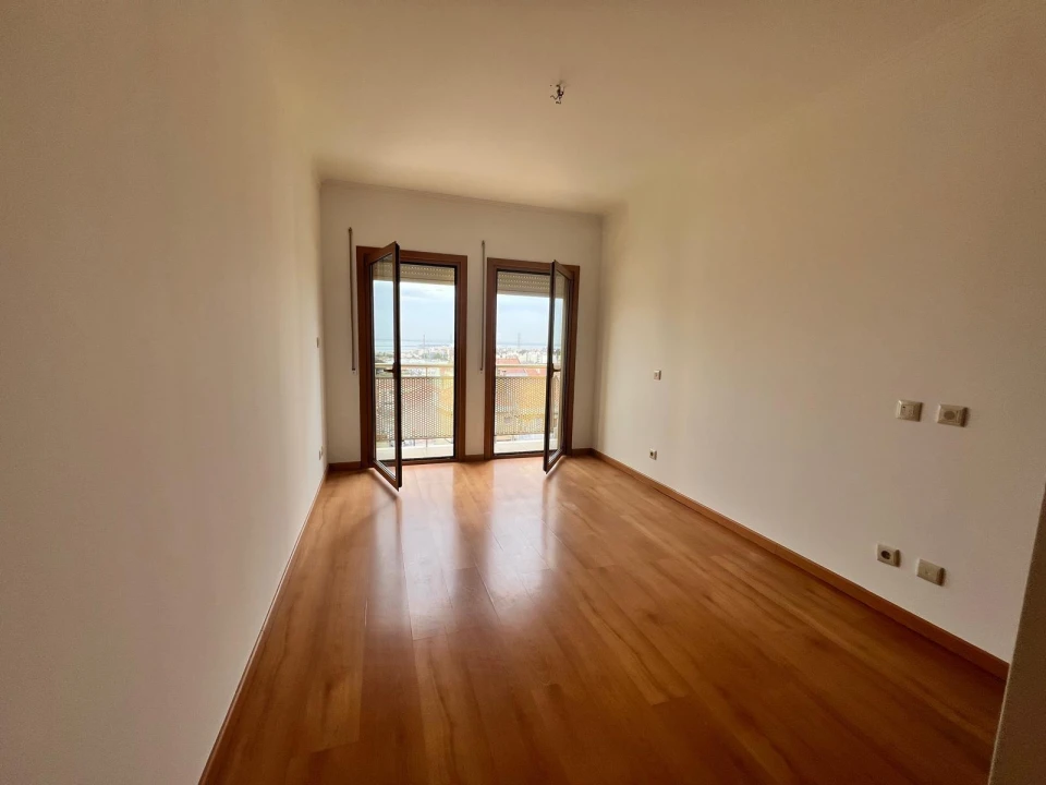 Apartamento T2 para Venda em Camarate, Unhos e Apelação Foto 10