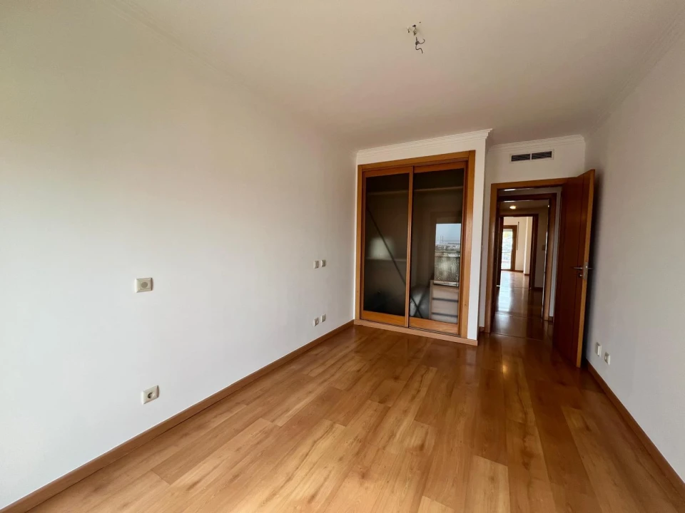 Apartamento T2 para Venda em Camarate, Unhos e Apelação Foto 12