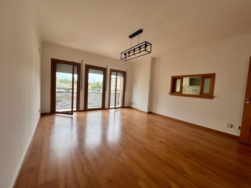 Apartamento T2 para Venda em Camarate, Unhos e Apelação Foto 5