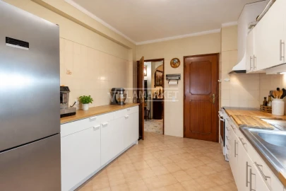 Apartamento T3 para Venda em Quelfes