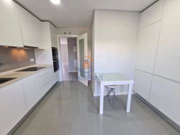 Apartamento T3 para Venda em Ramada e Caneças