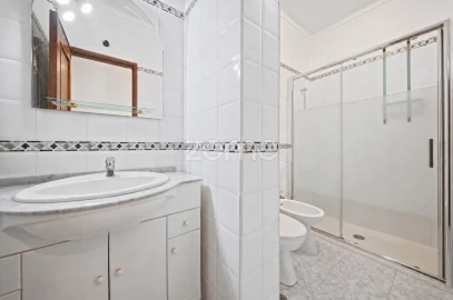 Apartamento T2 para Venda em Oeiras e São Julião da Barra, Paço de Arcos e Caxias
