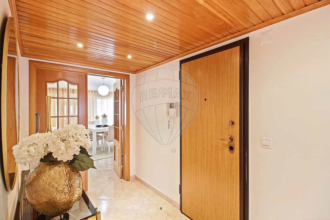 Apartamento T3 para Arrendamento em São Domingos de Benfica Foto 6