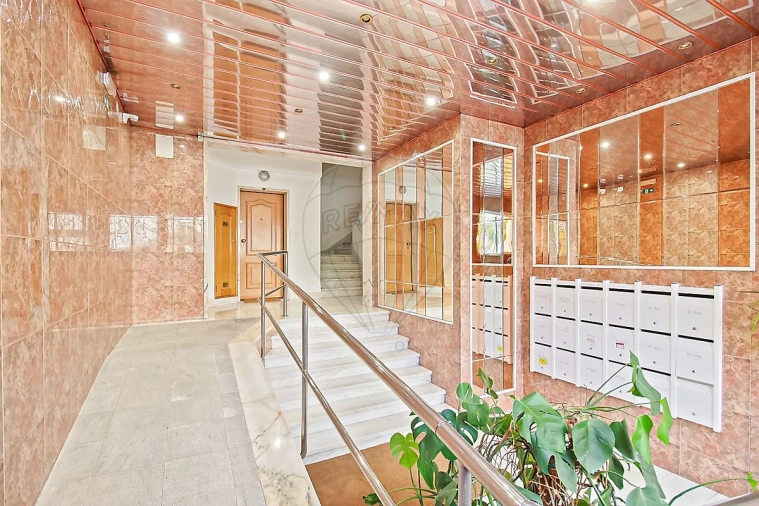 Apartamento T3 para Arrendamento em São Domingos de Benfica Foto 2