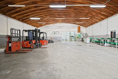 Armazém para Venda em Alenquer (Santo Estêvão e Triana)