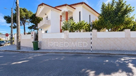 Moradia T4 para Venda em Fernao Ferro