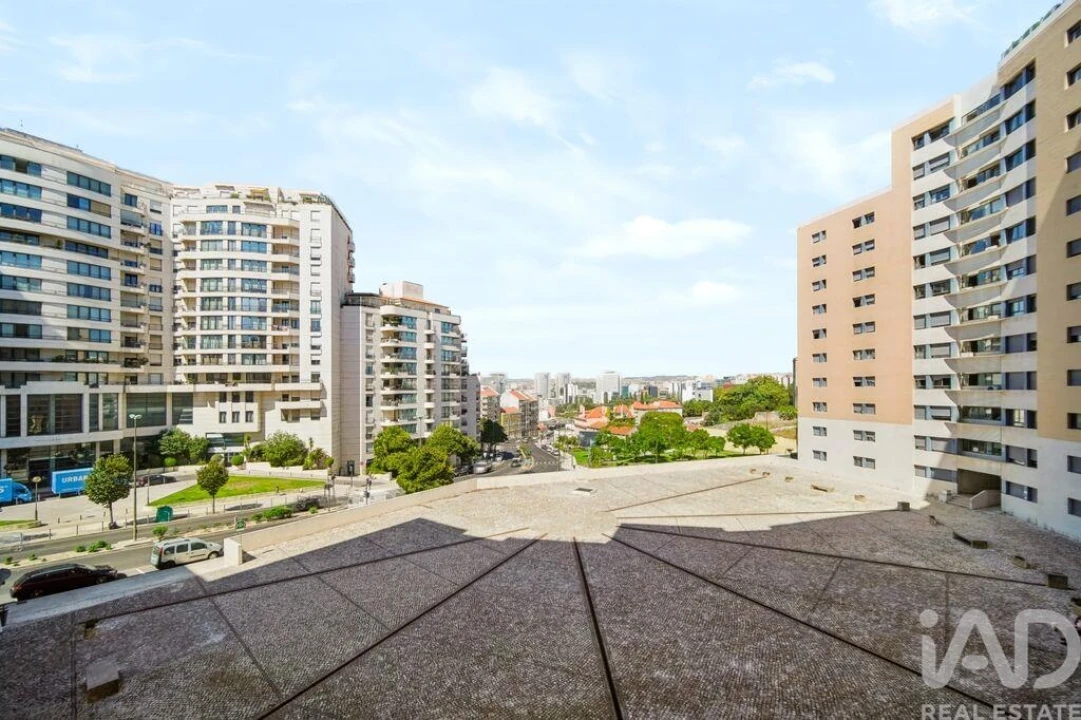 Apartamento T3 para Arrendamento em Campolide Foto 8