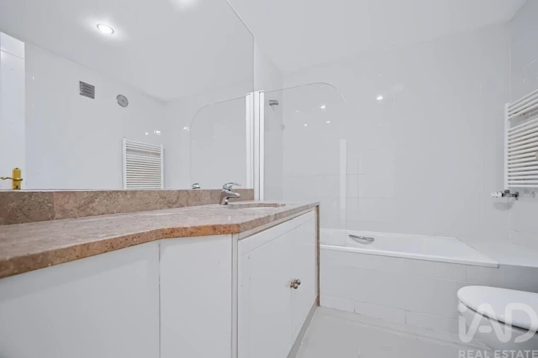 Apartamento T3 para Arrendamento em Campolide Foto 12