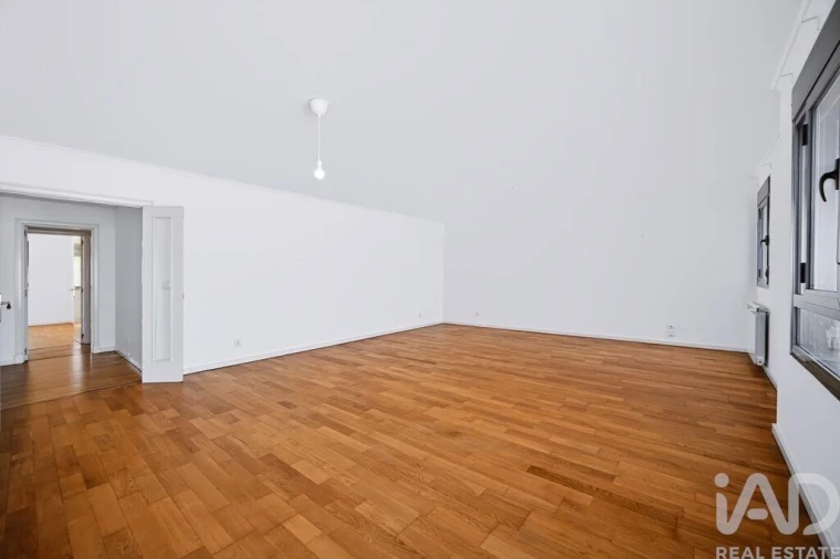 Apartamento T3 para Arrendamento em Campolide Foto 5