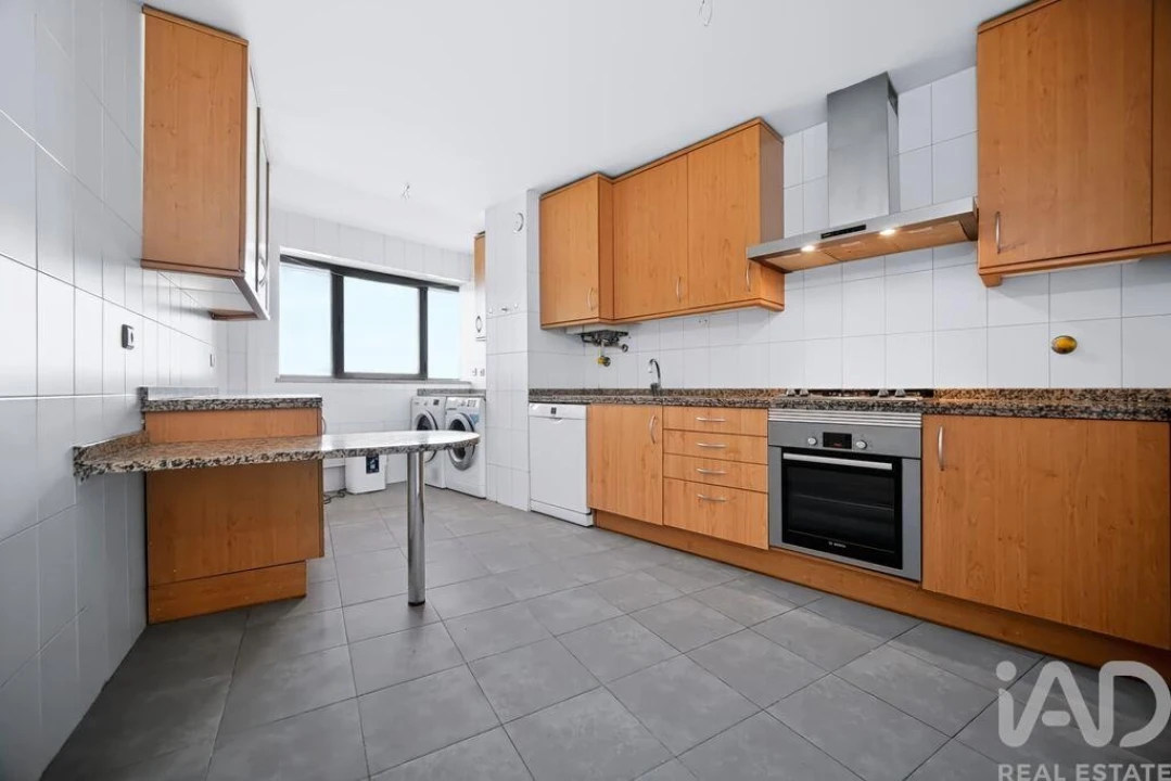 Apartamento T3 para Arrendamento em Campolide Foto 2