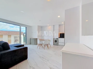 Apartamento T1 para Venda em Sé, Santa Maria e Meixedo
