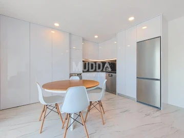 Apartamento T1 para Venda em Sé, Santa Maria e Meixedo
