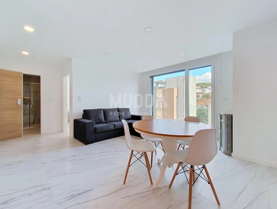 Apartamento T1 para Venda em Sé, Santa Maria e Meixedo Foto 6