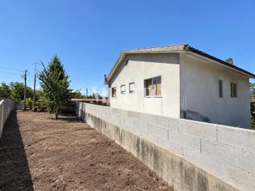 Moradia T2 para Venda em Arnoso (Santa Maria e Santa Eulália) e Sezures