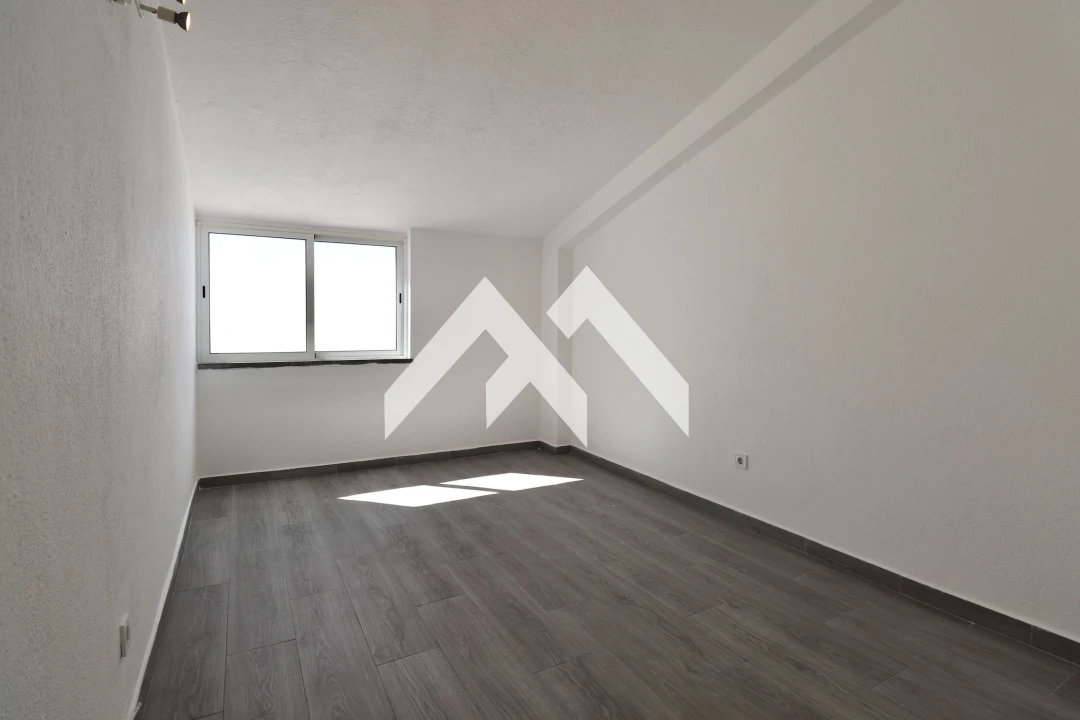 Apartamento T4 para Venda em Algueirão-Mem Martins Foto 12