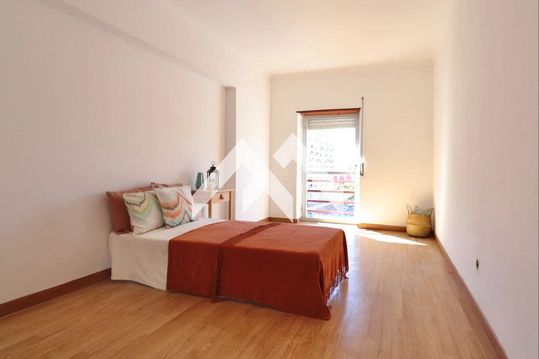Apartamento T4 para Venda em Algueirão-Mem Martins Foto 1