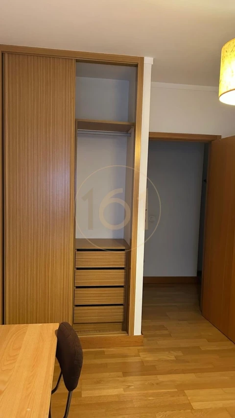 Quarto para Arrendamento em Pedrouços