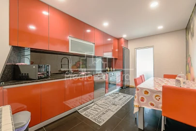 Apartamento T4 para Venda em Aver-O-Mar, Amorim e Terroso