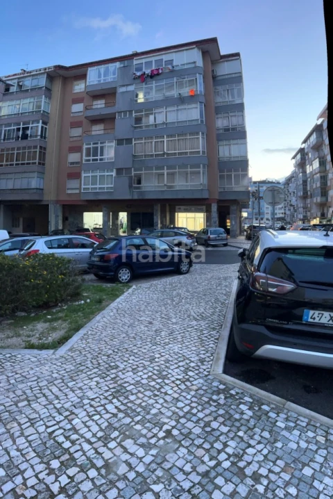 Apartamento T3 para Venda em Massamá e Monte Abraão
