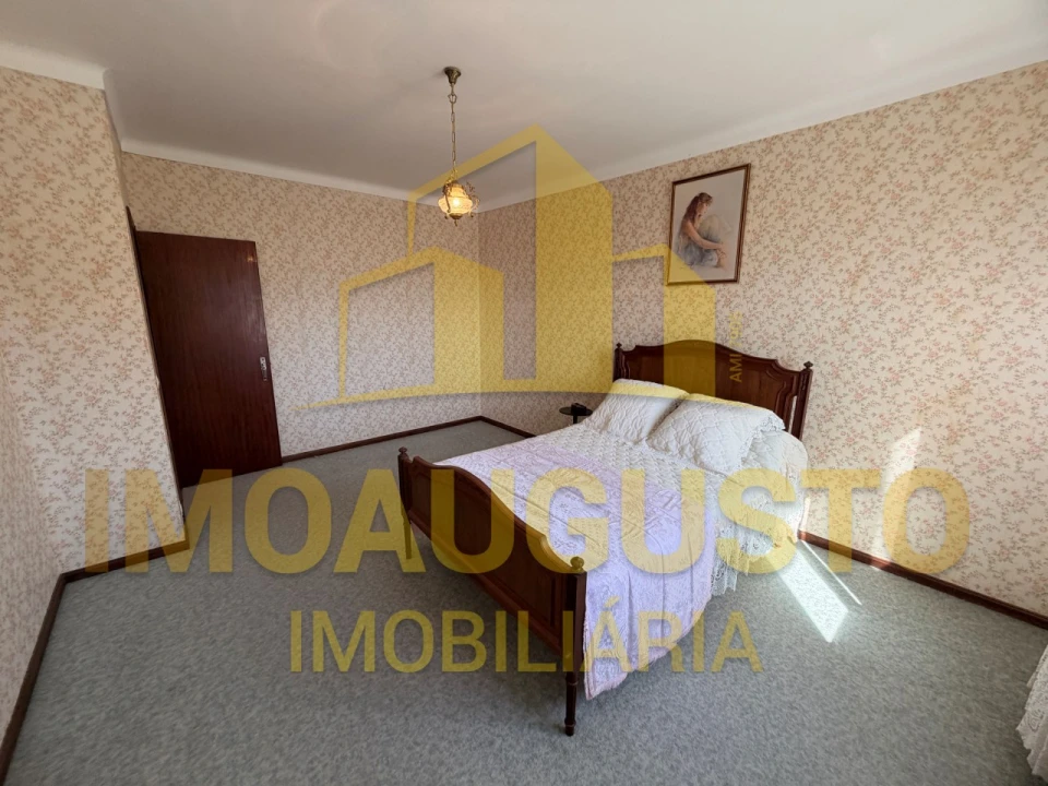 Moradia T4 para Venda em Pega Foto 11