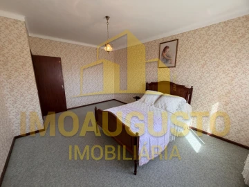 Moradia T4 para Venda em Pega