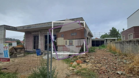 Moradia T3 para Venda em Mazedo e Cortes