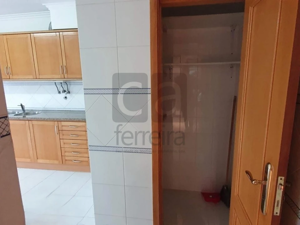 Apartamento T2 para Venda em Queluz e Belas Foto 4