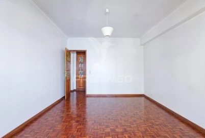 Apartamento T3 para Venda em Charneca de Caparica e Sobreda