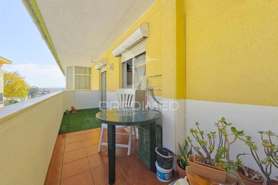 Apartamento T3 para Venda em Charneca de Caparica e Sobreda Foto 2