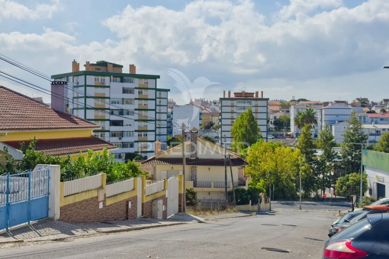 Apartamento T3 para Venda em Charneca de Caparica e Sobreda Foto 35
